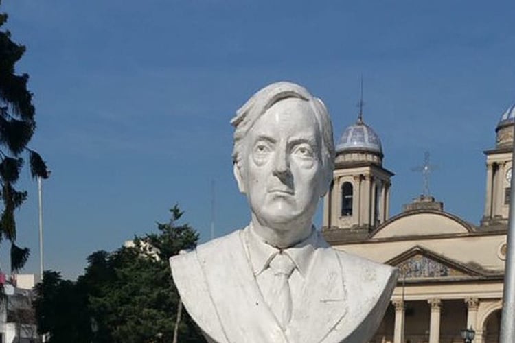 El busto de Kirchner en Morón que quiere sacar Cambiemos.