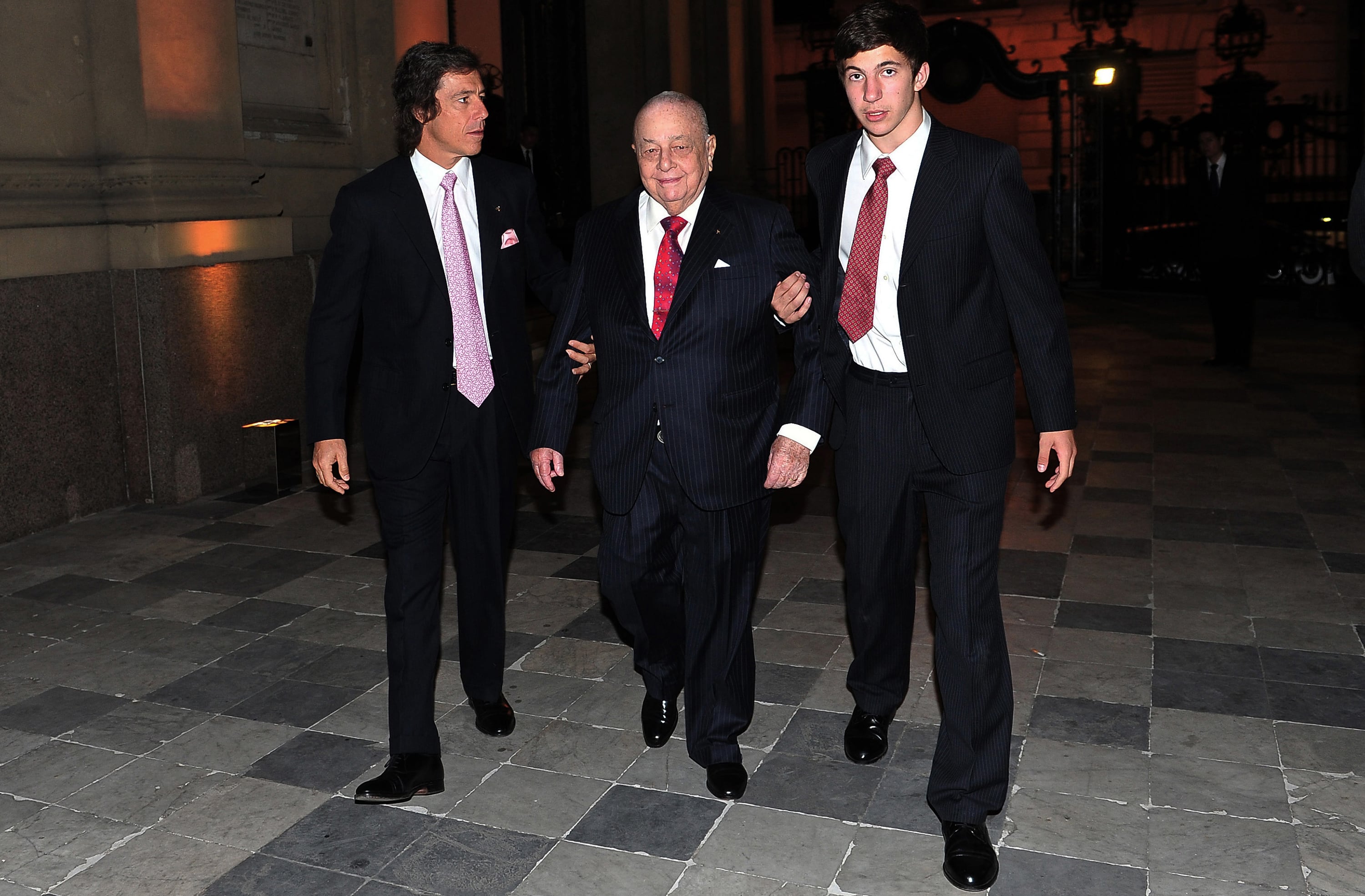 El millonario de 95 años continúa ganando tiempo.