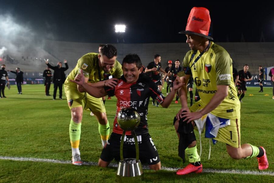 La Pulga Rodríguez, celebra la obtención de la Copa de la Superliga. 