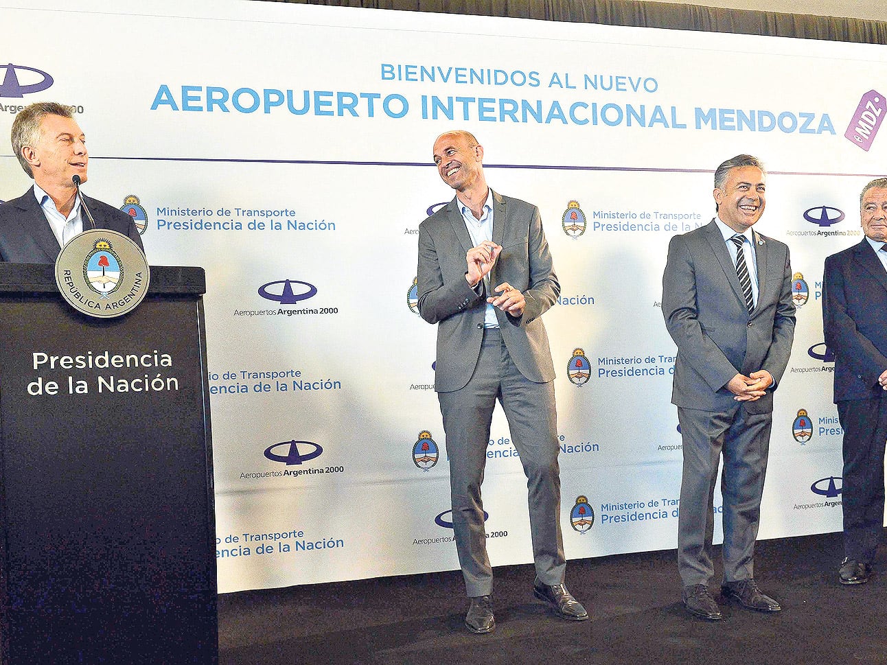 Tras la derrota, Macri viajó a Mendoza para inaugurar un aeropuerto.