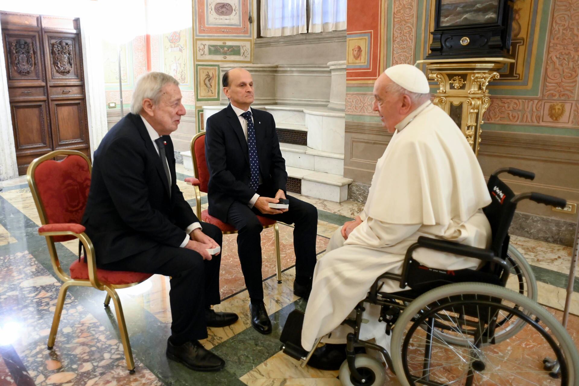 Imagen ilustrativa: El embajador argentino ante la Santa Sede, Juan Beltramino; el canciller de Chile, Alberto van Klaveren; y el papa Francisco.
