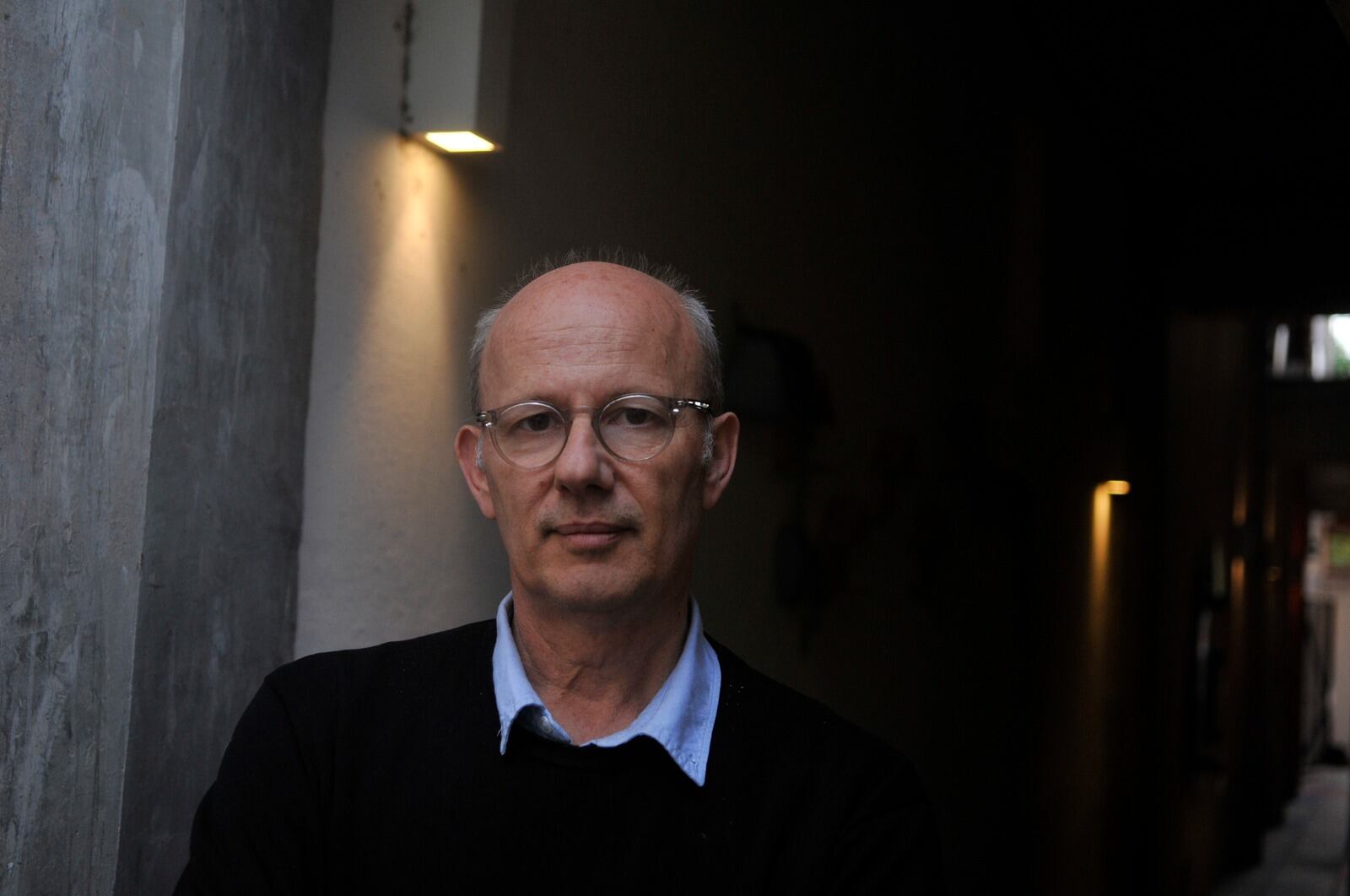 Buch es profesor en la École de Hautes Études en Sciences Sociales de París, ciudad donde vive desde 1991.