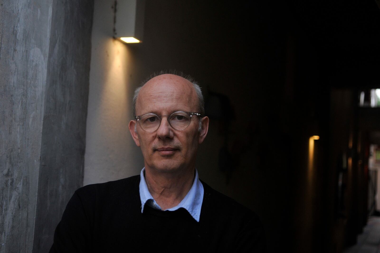 Buch es profesor en la École de Hautes Études en Sciences Sociales de París, ciudad donde vive desde 1991.