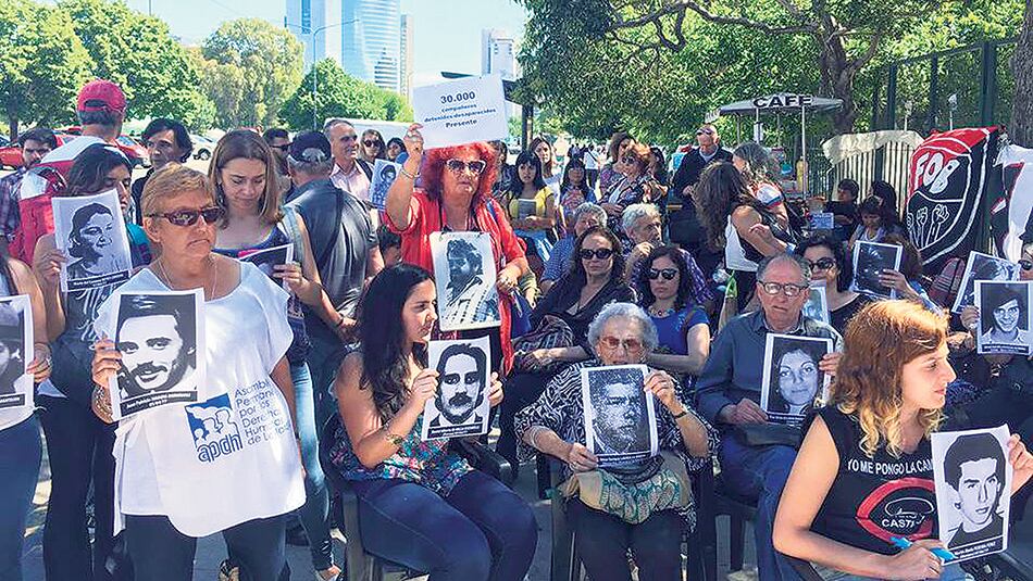 En la calle, sobrevivientes y familiares escucharon la sentencia del juicio ABO.