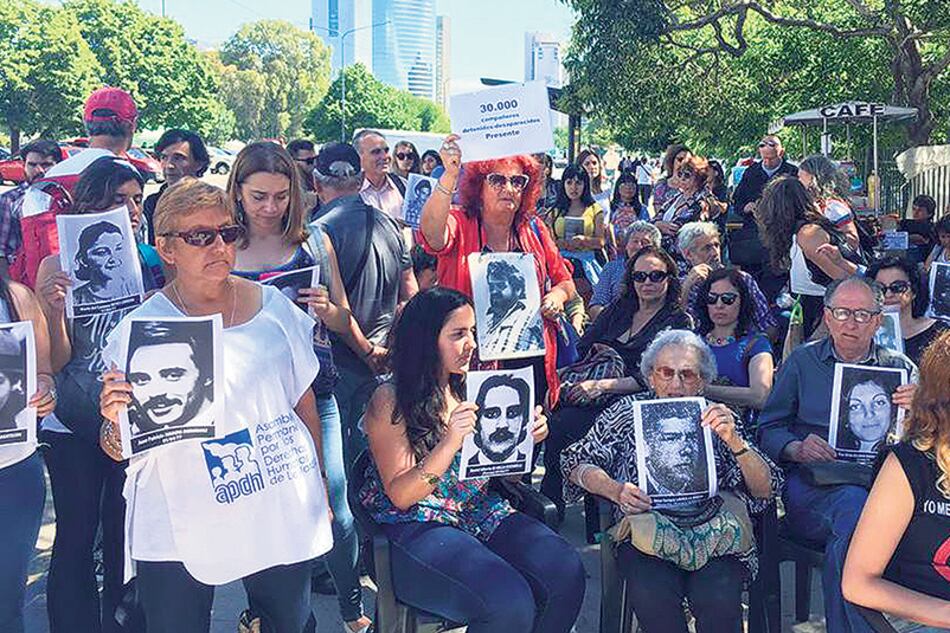 En la calle, sobrevivientes y familiares escucharon la sentencia del juicio ABO.