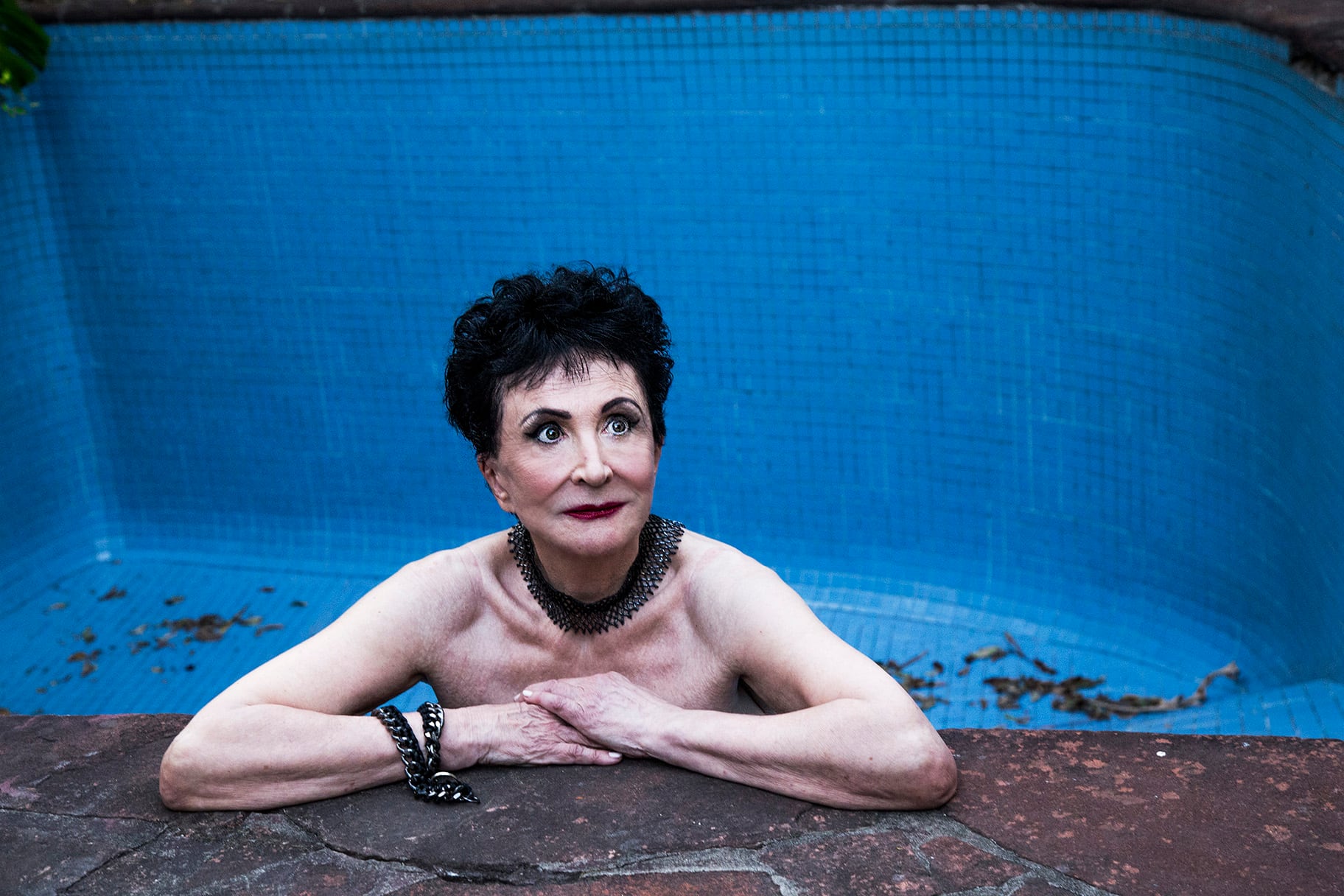 Esther Díaz mirando hacia arriba, ahí donde nos seduce la admiración.