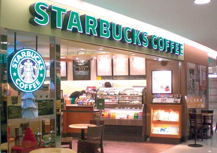 Starbucks anunció que contratará a diez mil refugiados que sean afectados por la decisión de Trump.