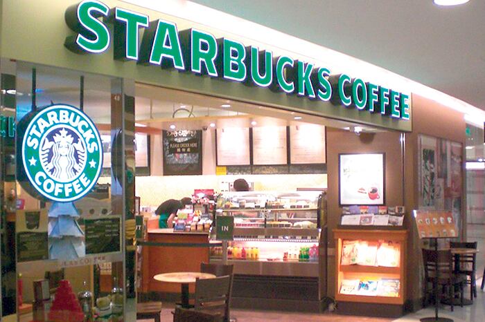 Starbucks anunció que contratará a diez mil refugiados que sean afectados por la decisión de Trump.