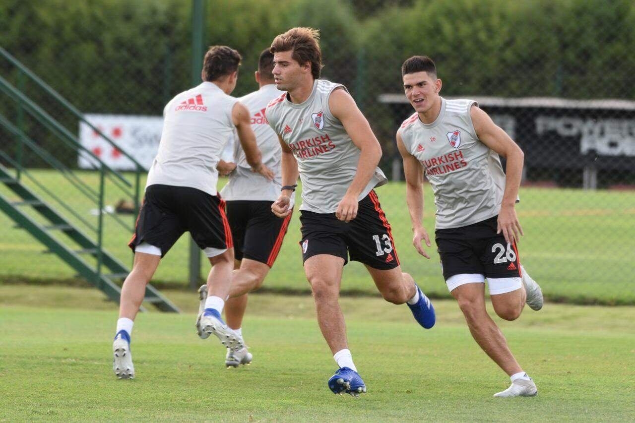 Los juveniles Santiago Sosa y Augusto Aguirre se mueven en Ezeiza.