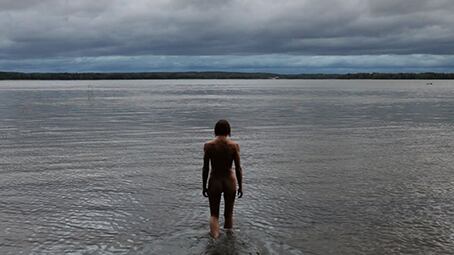 Elina Brotherus. La secuencia de la bahía negra, 2010, Video.