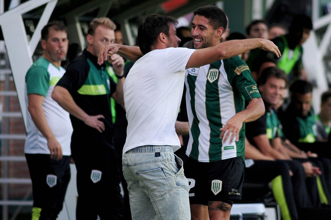 Alvarez celebra el primero de Banfield con Cvitanich, que no jugó por lesión