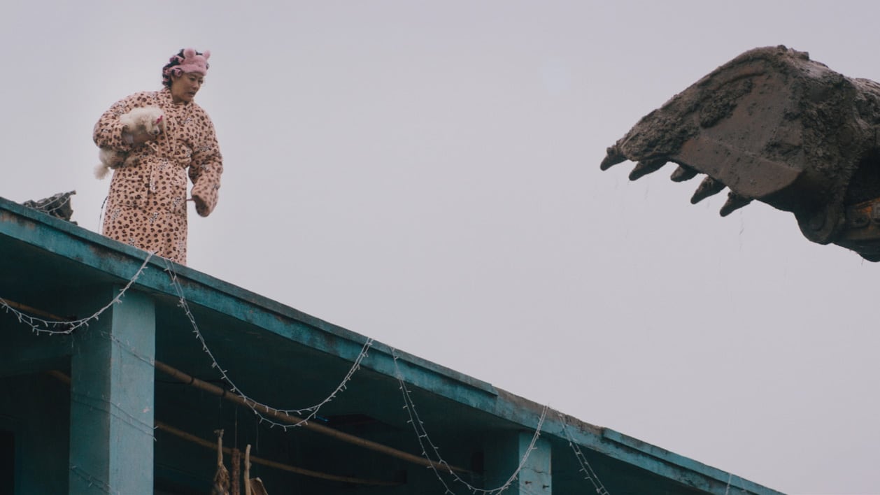 La heroína se enfrenta a una grúa municipal como si fuera una mujer prehistórica ante un dinosaurio.