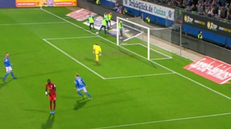 El momento en que Eberwein detiene el balón antes de que salga.