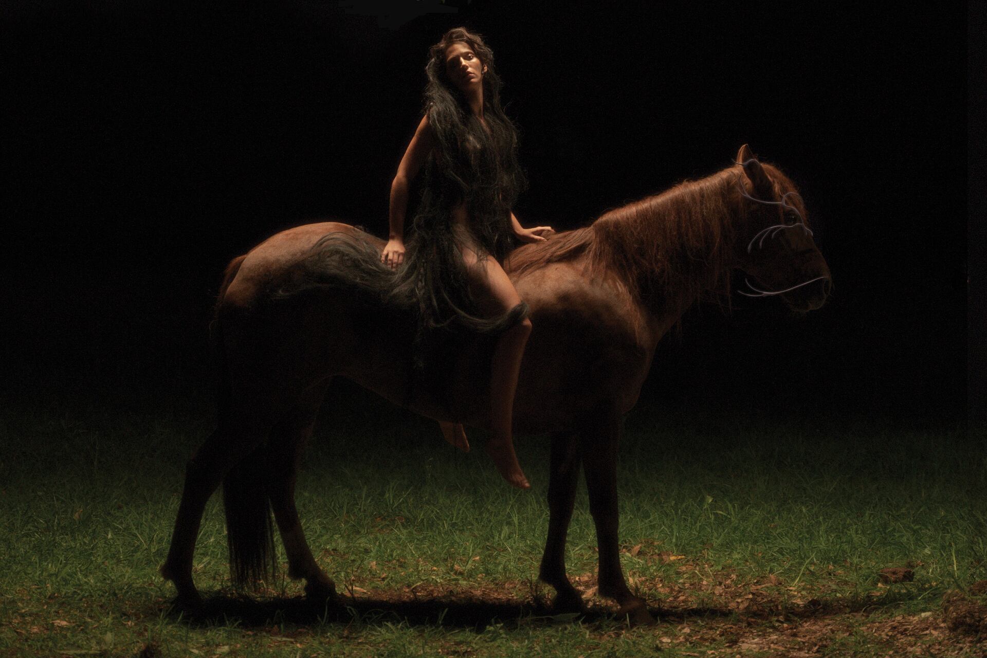 El tercer disco de la artista salteña trae doce canciones que arman una road movie agreste de la que ya cortó varios clips