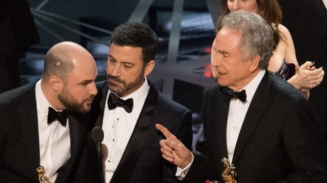 Jordan Horowitz, productor de "La La Land", tras recibir el premio erróneamente debió anunciar que el ganador a Mejor Película era "Luz de luna".