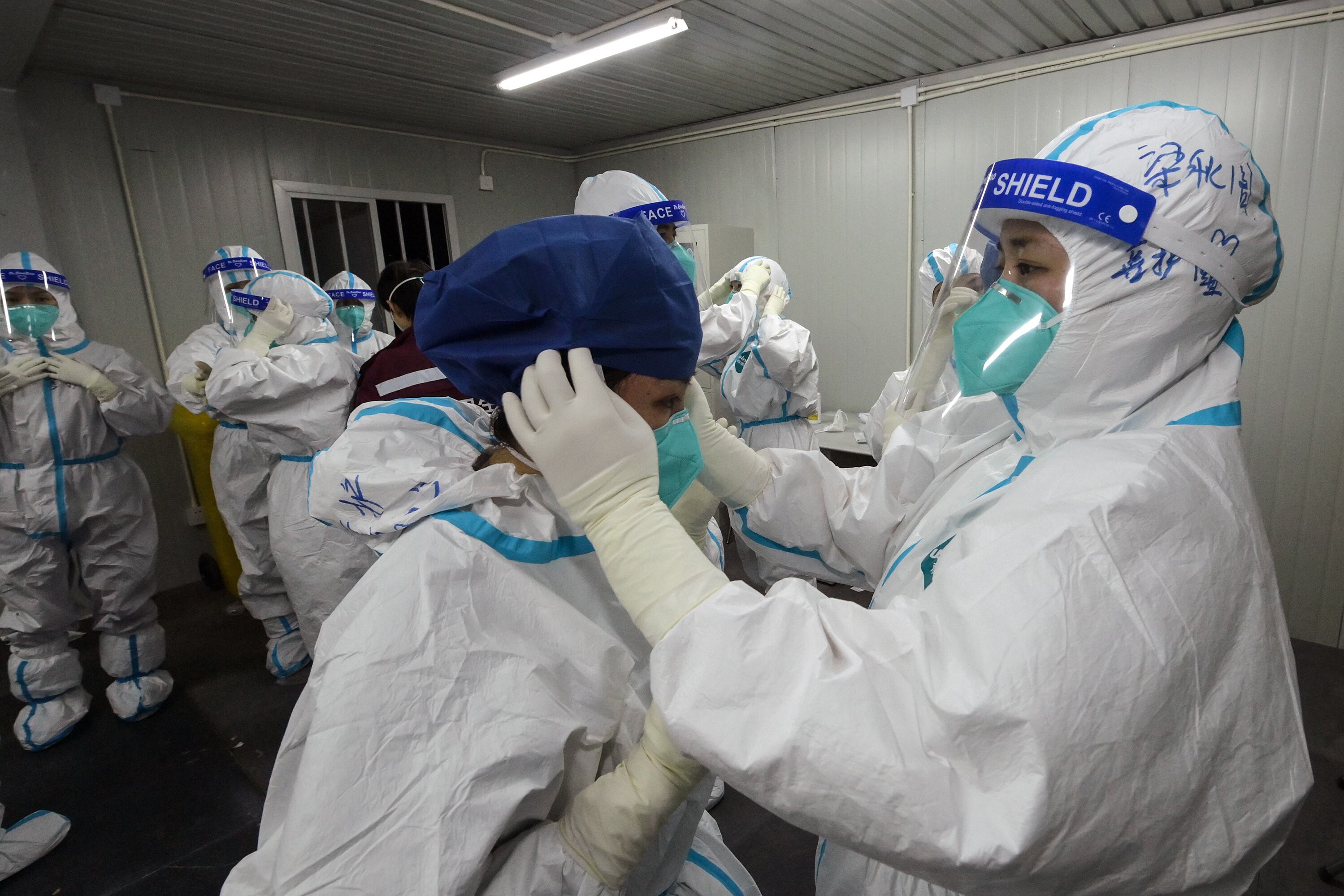 El personal de salud extrema las medidas de precaución.