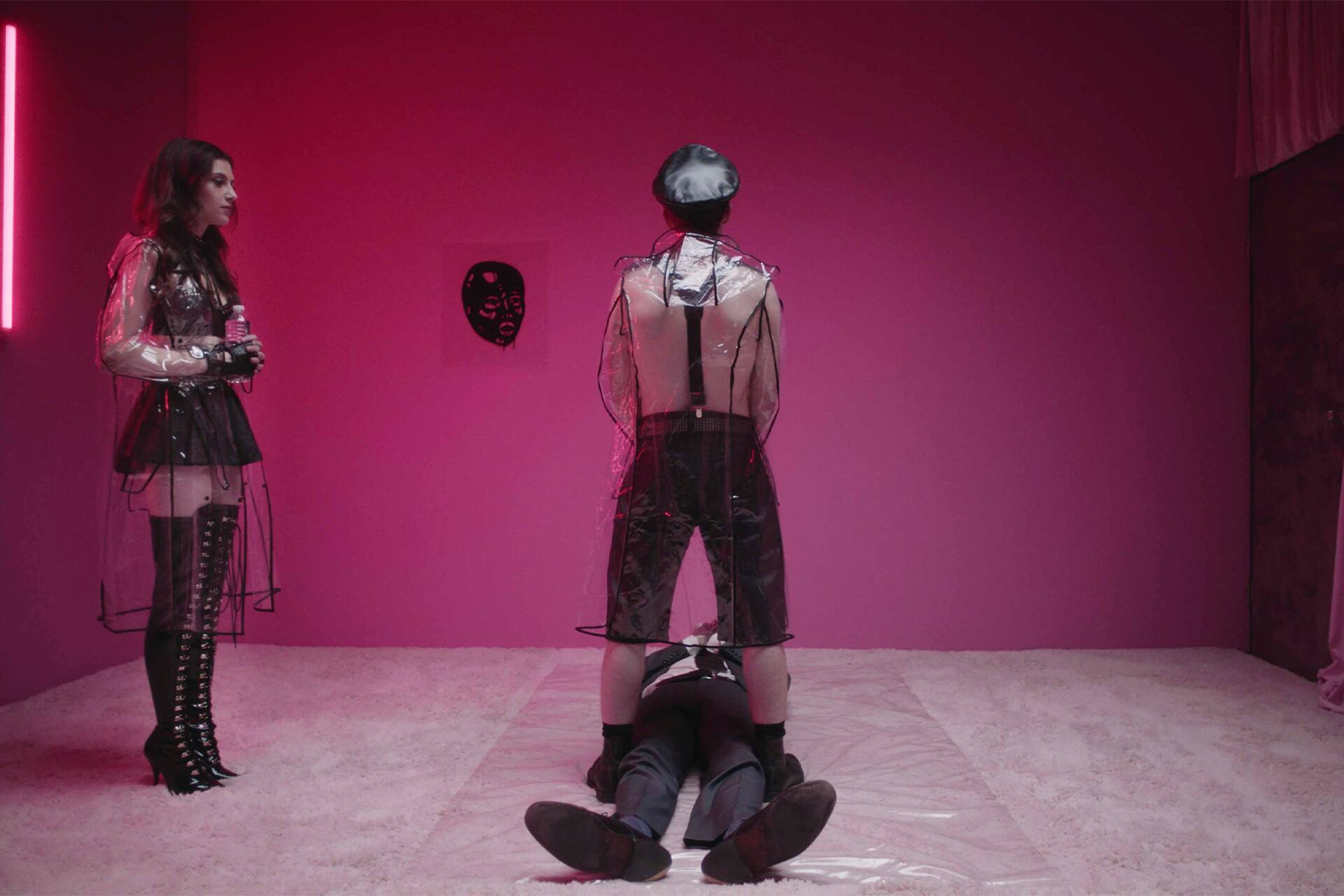 Bonding, que ya está en Netflix, cruza clichés pop con humor generacional, salidas del closet y la cultura BDSM.