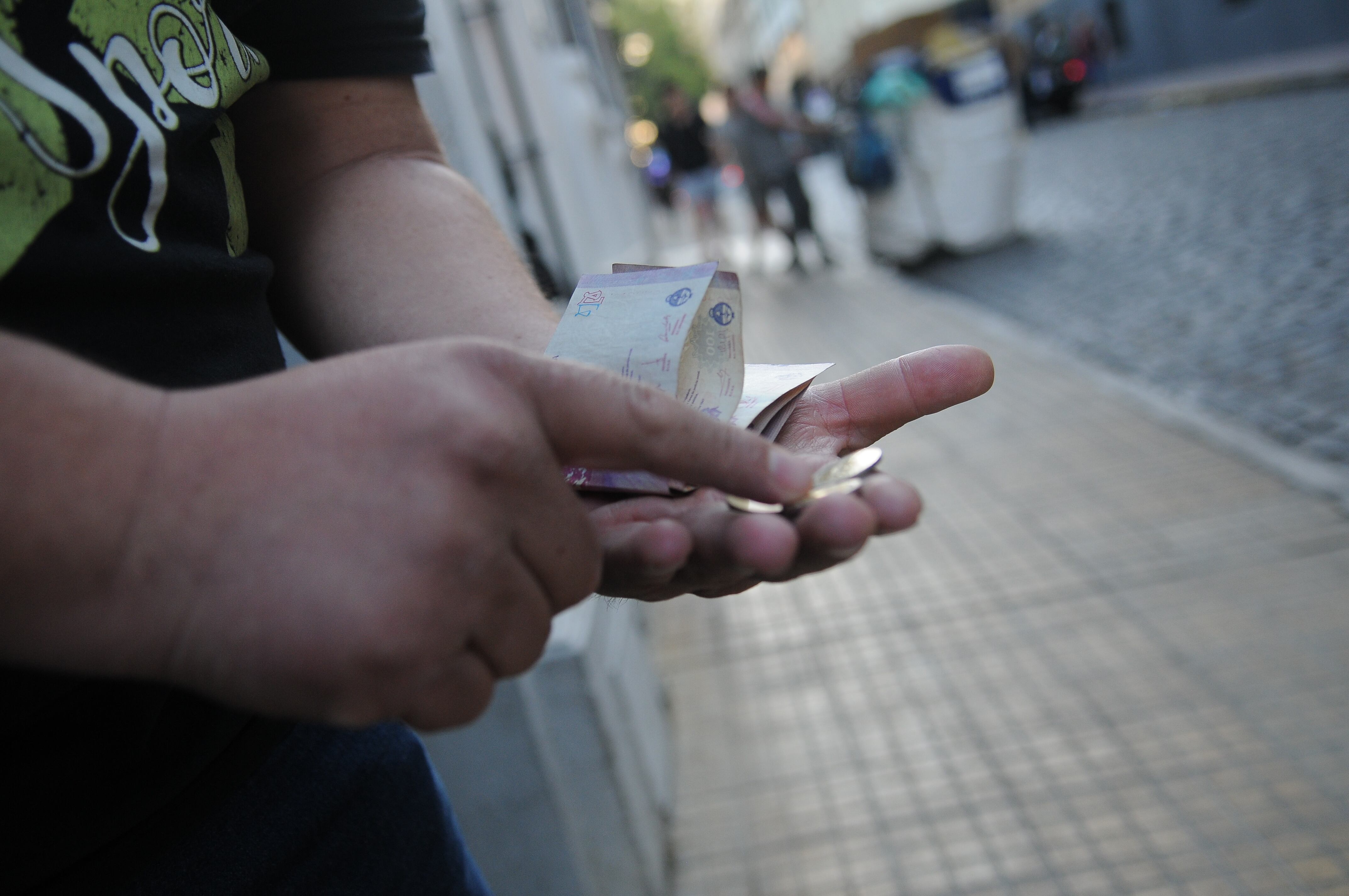 En cuatro años el salario mínimo cayó de 589 a 268 dólares.