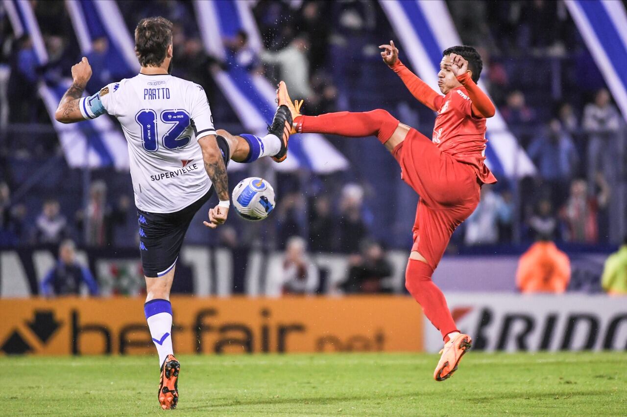 Pratto estira la pierna en busca de la pelota