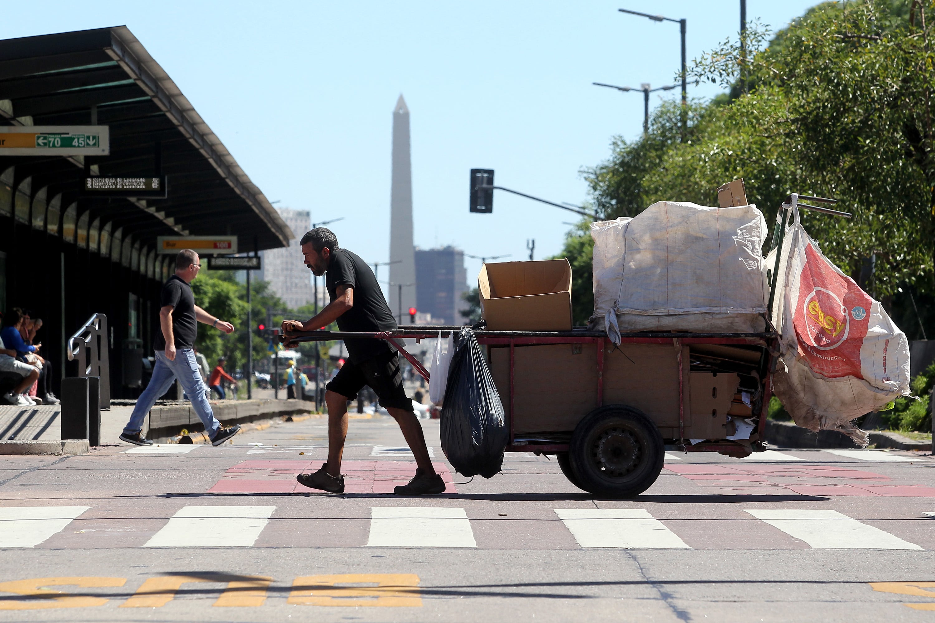 La economía argentina transita por un sendero económico complejo con crecimiento, empleo y alta inflación