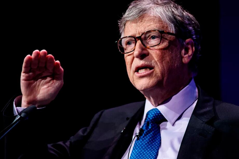 Gates dijo que los avances en vacunas y tratamientos permitirían el regreso a “una vida más o menos normal” para el año que viene.