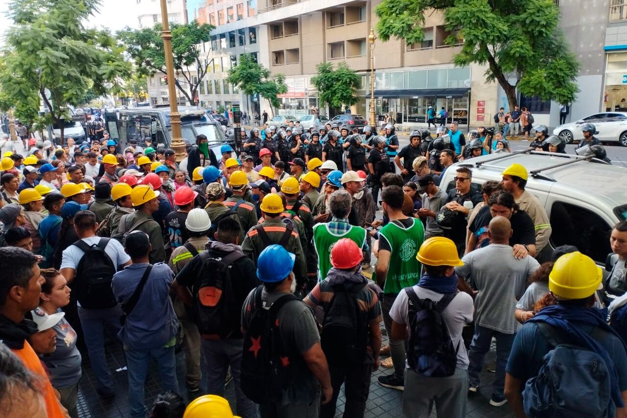 Cientos de trabajadores de AYSA, que integran cooperativas, protestaron ayer por sueldos adeudados.