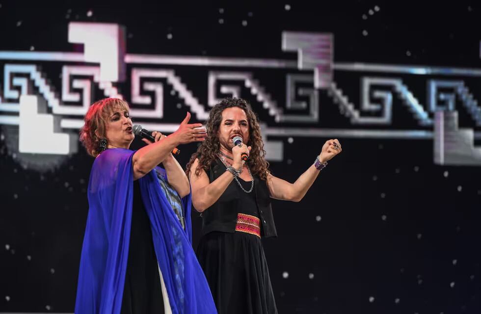 Yamila Cafrune y La Ferni cantaron juntas "Patria que lucha y sueña".