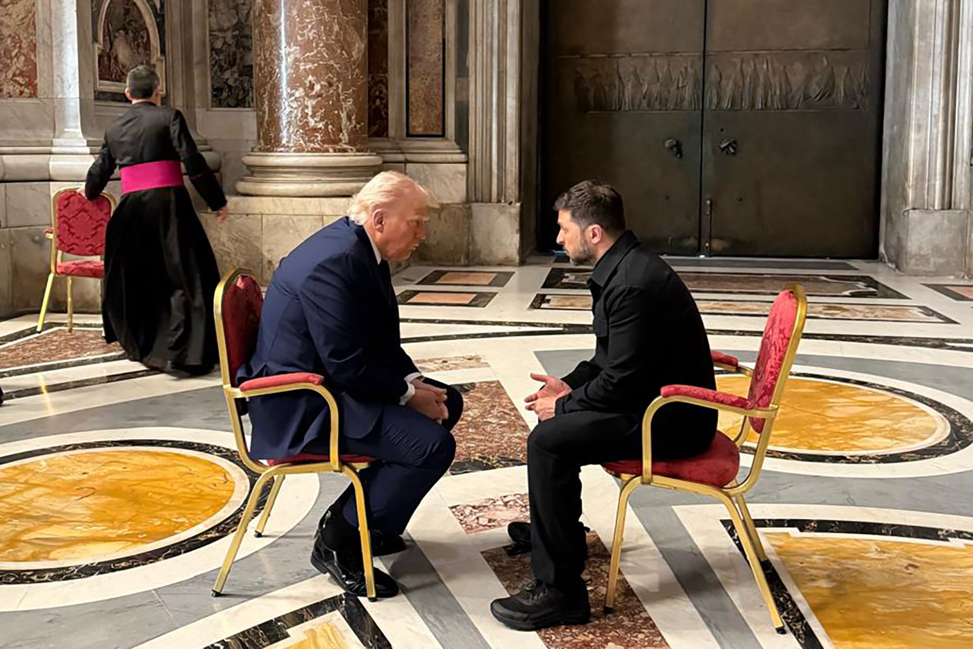Trump y Zelensky en uno de los salones ceremoniales de la basílica de San Pedro.