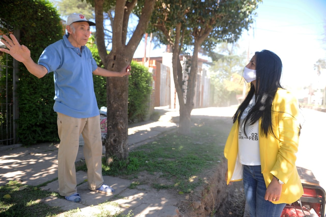 La intendenta Noelia Correa dialoga con un vecino de Malvinas Argentinas.
