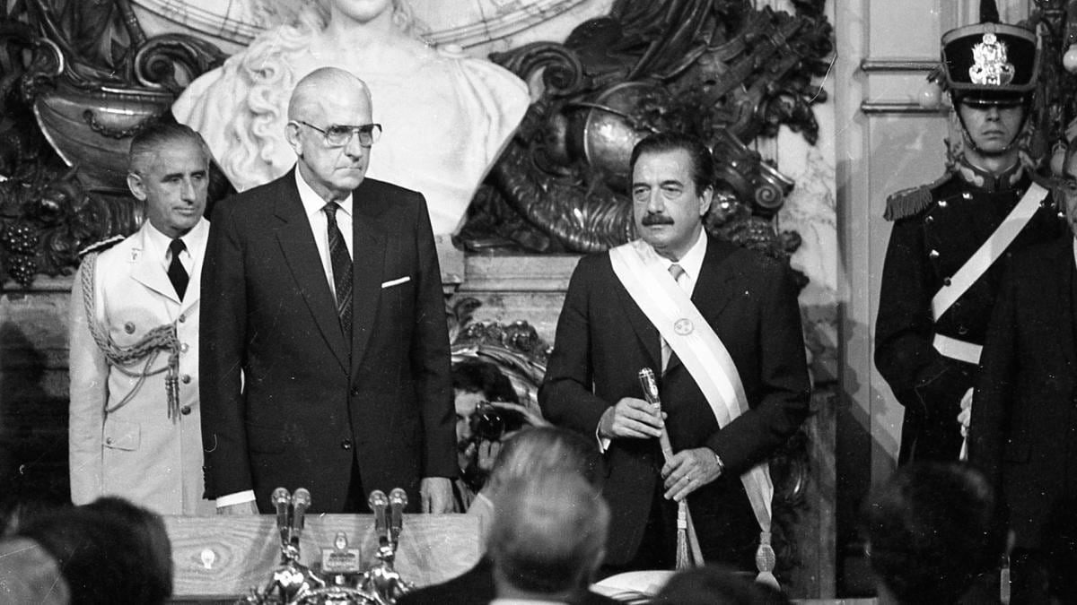 Alfonsín, con la banda y el bastón: acababa de terminar la dictadura. 