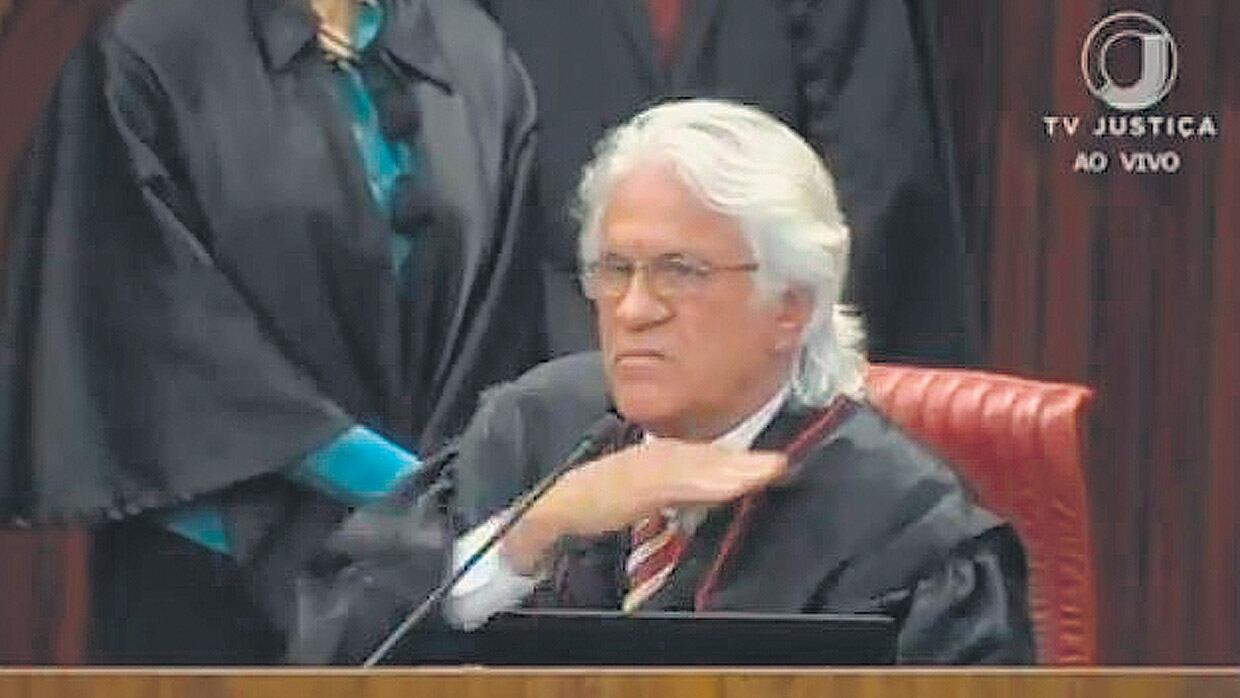 Captura de pantalla del juez Napoleao Maia, donde hace el gesto de que le va a cortar el cuello al que lo acuse de corrupto.