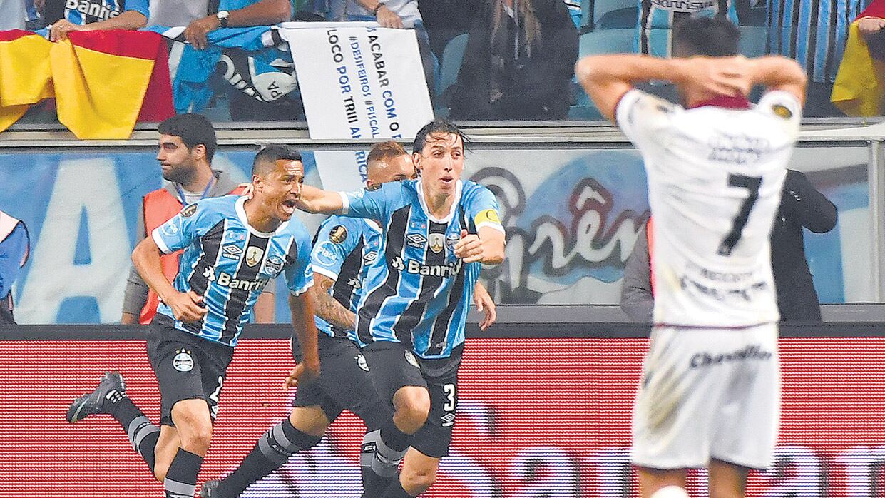 Cicero festeja el 1-0 en el minuto 82. Hasta ahí, Lanús había aguantado muy bien la presión de Gremio.