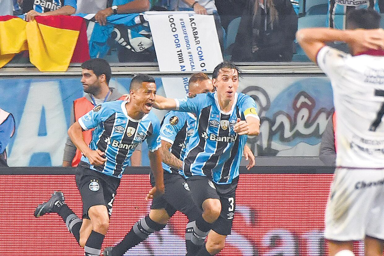 Cicero festeja el 1-0 en el minuto 82. Hasta ahí, Lanús había aguantado muy bien la presión de Gremio.