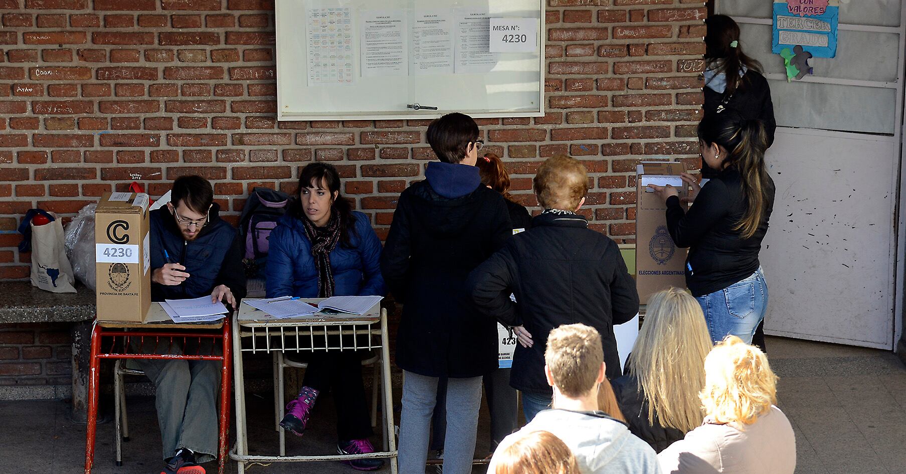 Los santafesinos concurrirán hoy a las urnas en un clima especial por las últimas noticias.