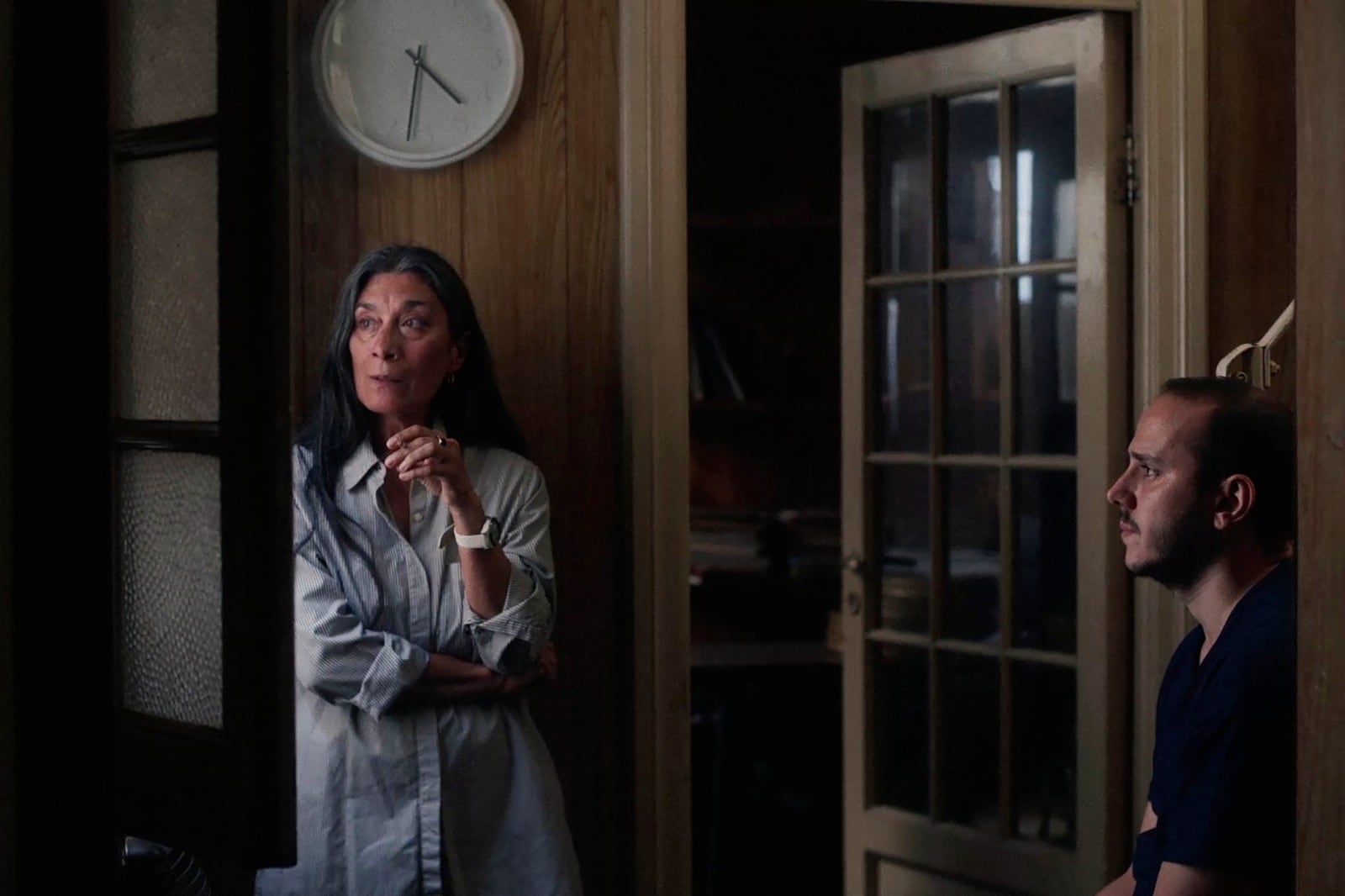 Eva Bianco y Ramiro Sonzini encarnando a la montajista y su asistente.