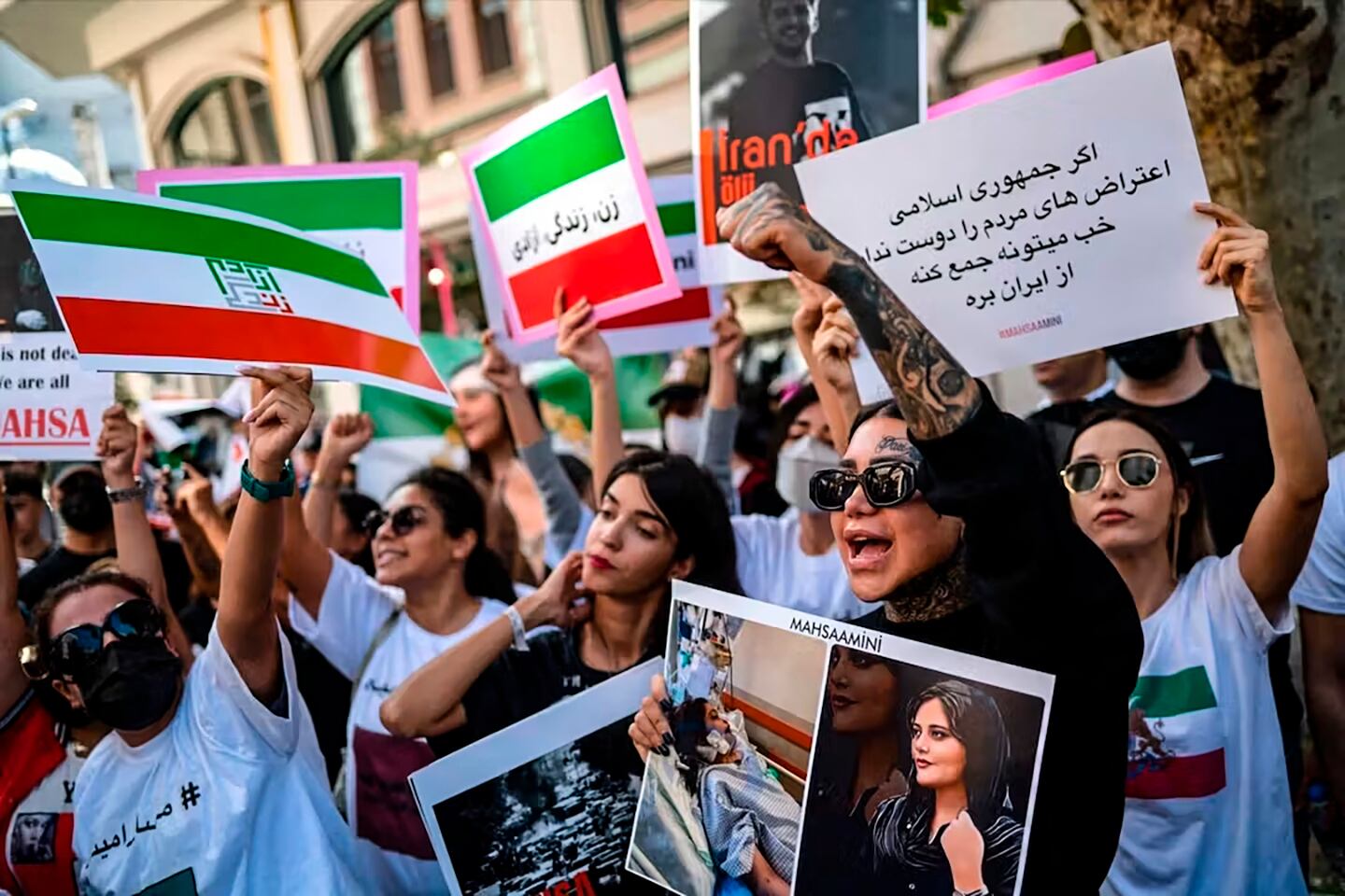 La foto de Masha Amini en el centro de las protestas de mujeres iraníes por su libertad.