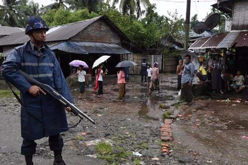 Un policía vigila un campo de refugiados Rohingya en Rakhine, Myanmar.