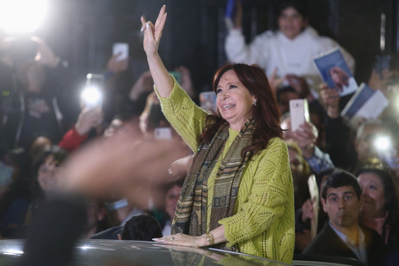 Cristina Kirchner saluda a sus seguidores.
