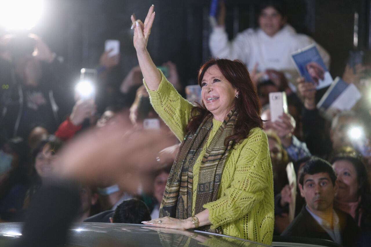 Cristina Kirchner saluda a sus seguidores.