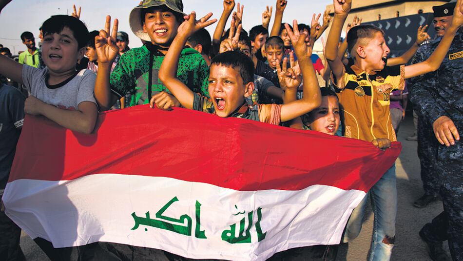 La gente celebra con alivio la reconquista de su ciudad.