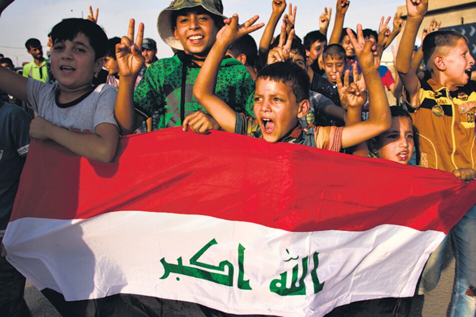 La gente celebra con alivio la reconquista de su ciudad.