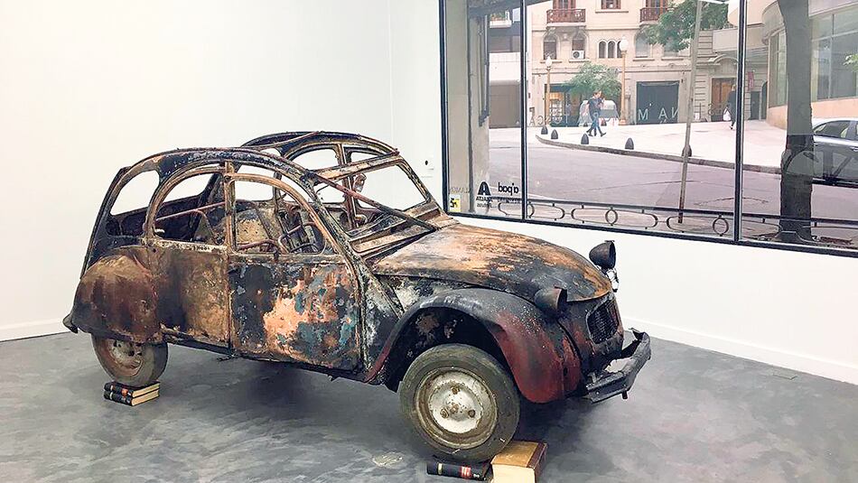 Detalle de la instalación de Res en la galería Rolf. Abajo: vista parcial de la muestra.