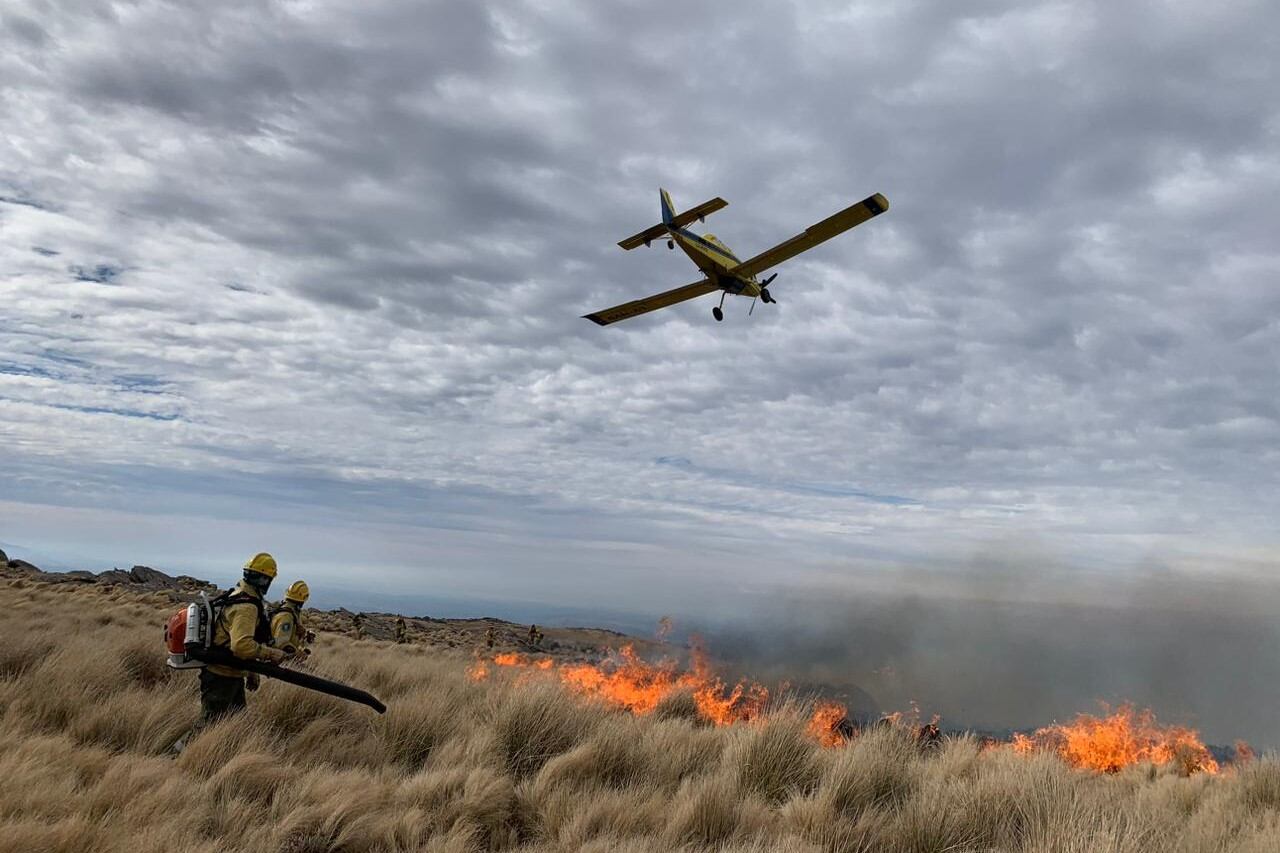 Cuarto día de combate del incendio en el cerro Champaquí: Córdoba suma refuerzos de Nación