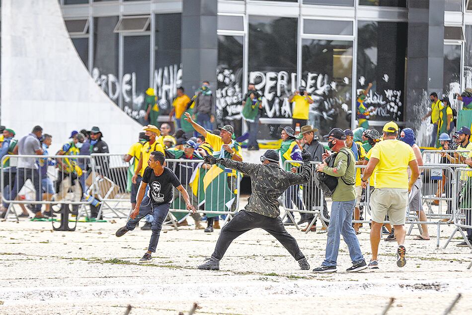 Policías antidisturbios enfrentan a fanáticos Bolsonaristas afuera del Palacio del Planalto el día de la toma.