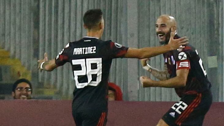 Pinola muestra su alegría por el gol de cabeza durante el primer tiempo.
