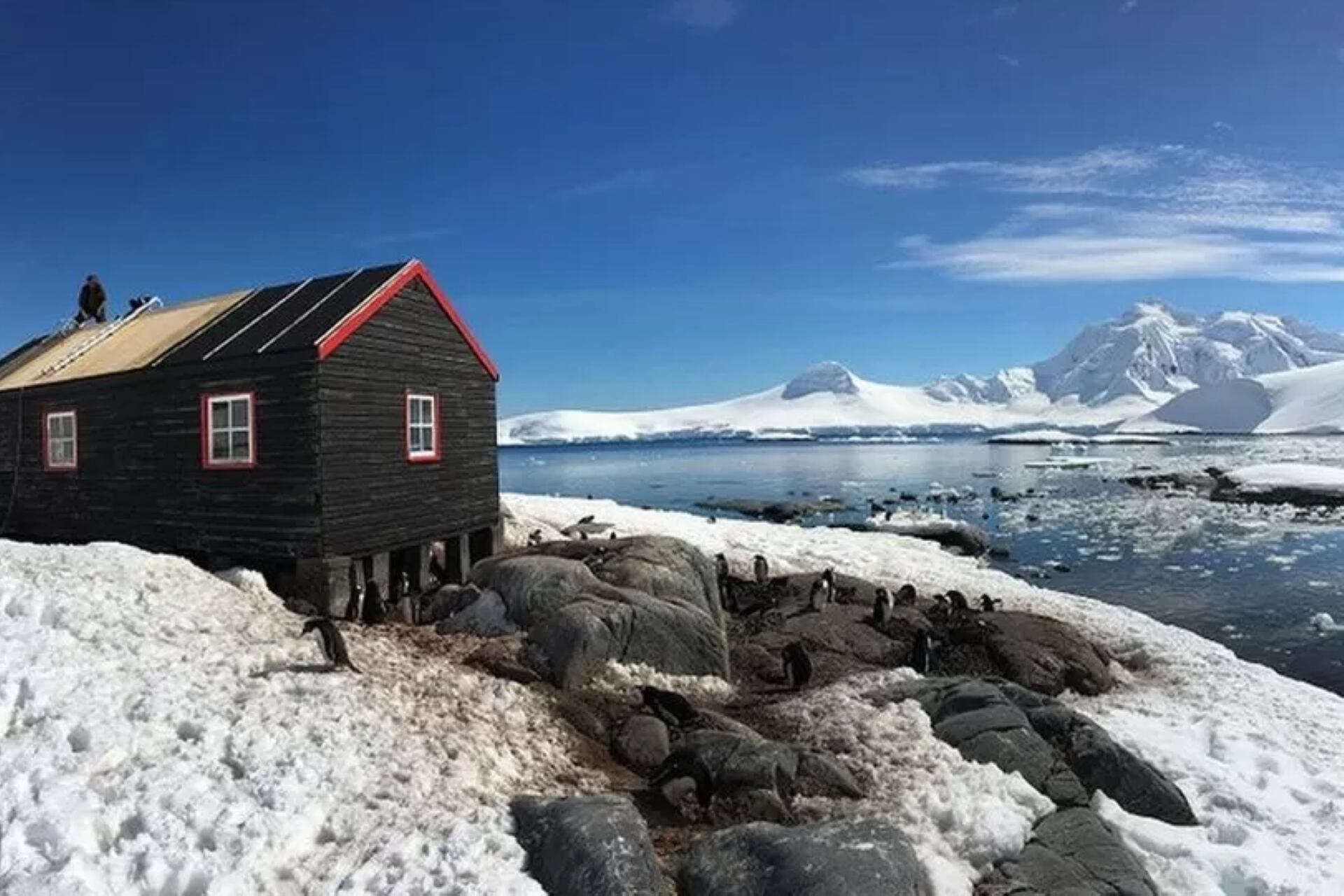 Port Lockroy, en la isla Goudier, que mantiene a la Argentina, Chile y el Reino Unido en un reclamo territorial. Para la Argentina está dentro del territorio antártico nacional.