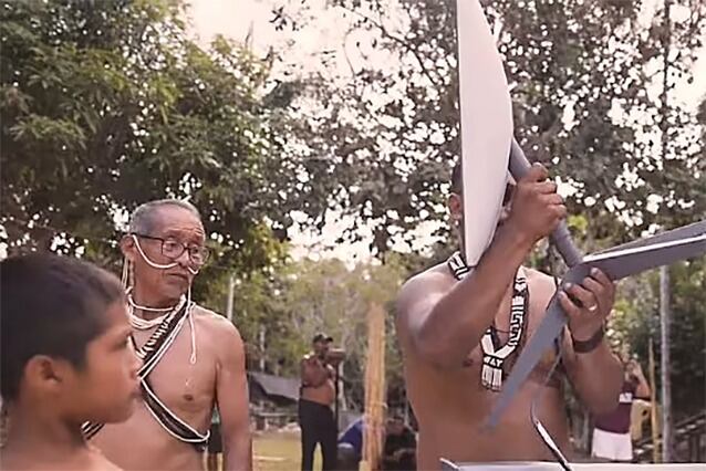 El pueblo marubo recibiendo las antenas de Starlink