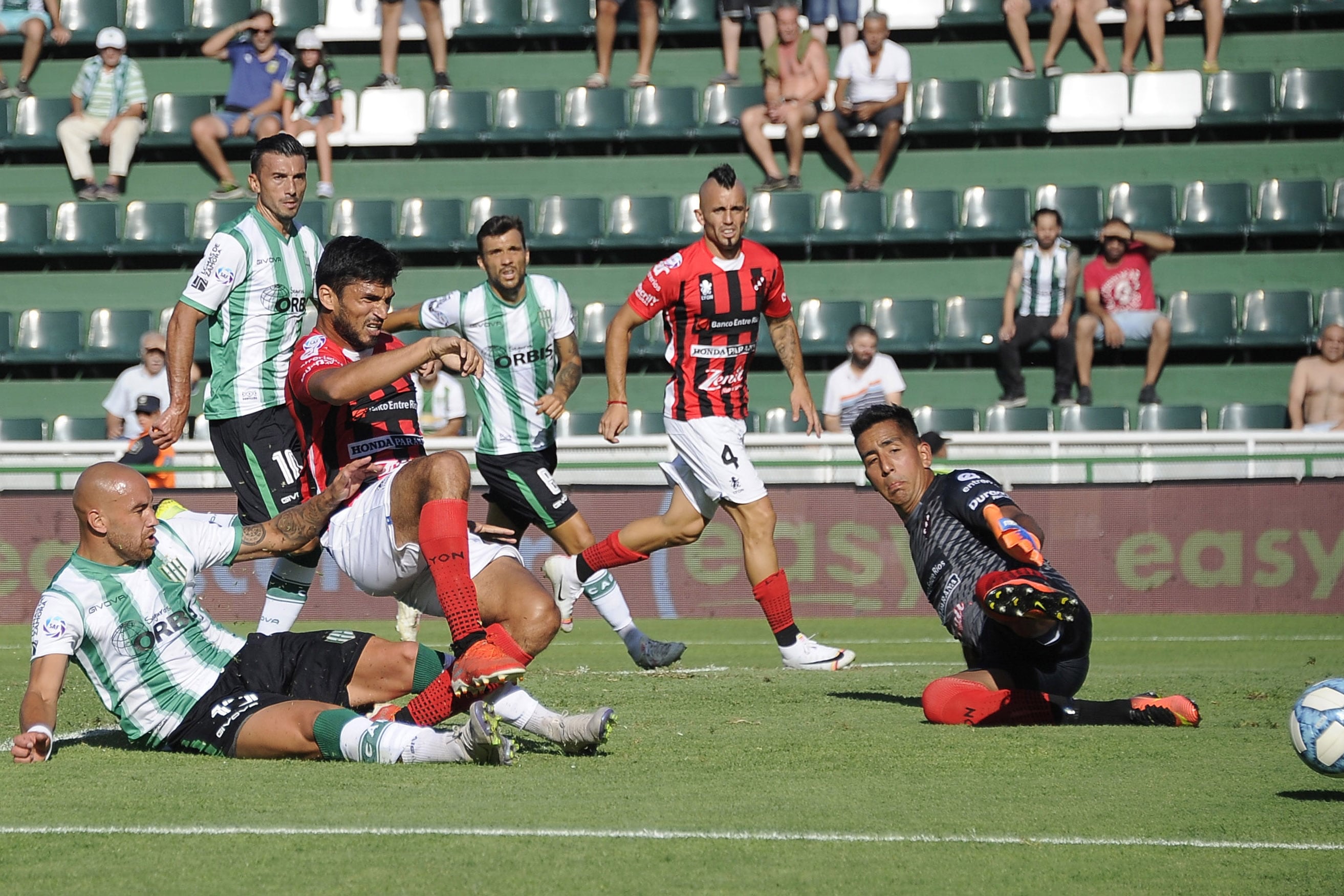 Marín es marcado por Junior Arias. Banfield y Patronato igualaron 3-3.