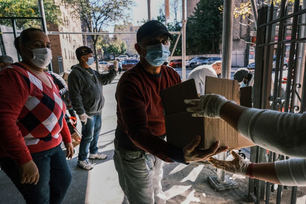 Distribución de comida en el barrio del Bronx, en Nueva York. 