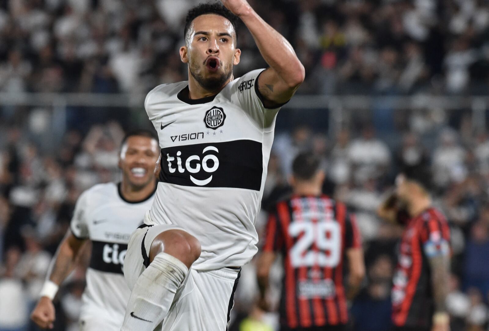 Cardozo celebra el tanto con que Olimpia batió al Patrón